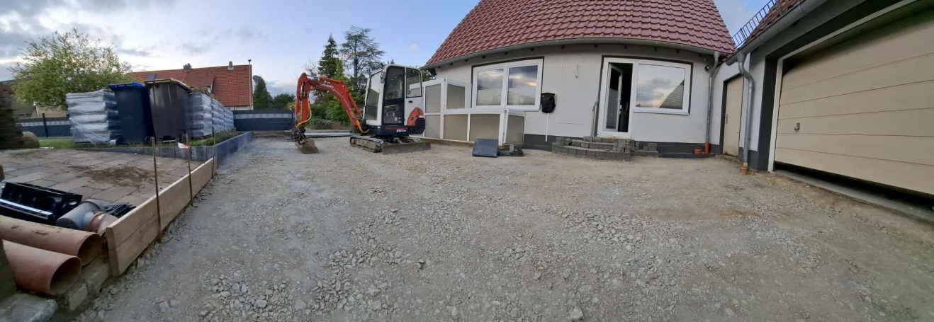 Neugestaltung eines Innenhofes mit hochwertigem Beton-Rumpelpflaster der Harzer Betonwerke- robust, zeitlos und passend zum bestehenden Haus
