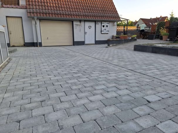 Neugestaltung eines Innenhofes mit hochwertigem Beton-Rumpelpflaster der Harzer Betonwerke- robust, zeitlos und passend zum bestehenden Haus